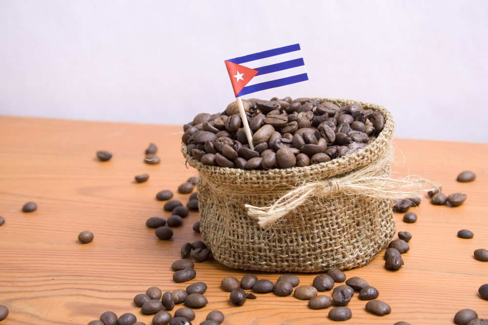 Кубинский кофе в зернах в холщевом мешке, украшенный кубинским флагом