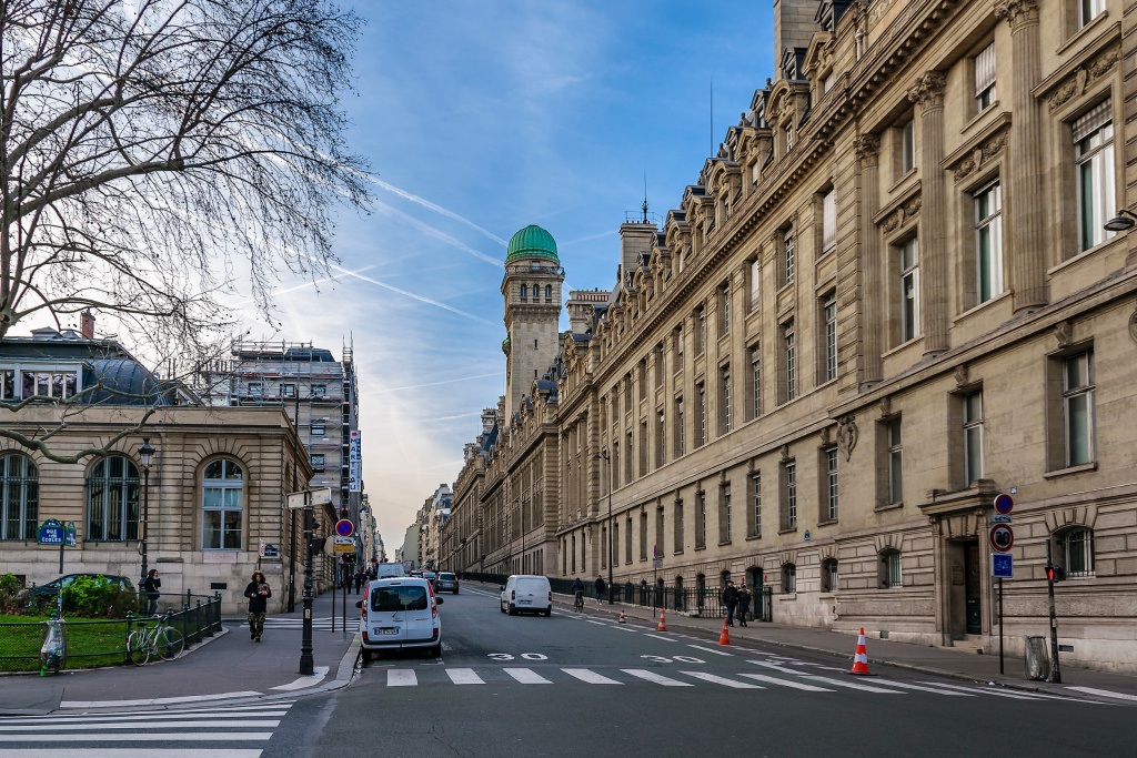 Экстерьер здания университета Сорбонны в Латинском квартале Парижа