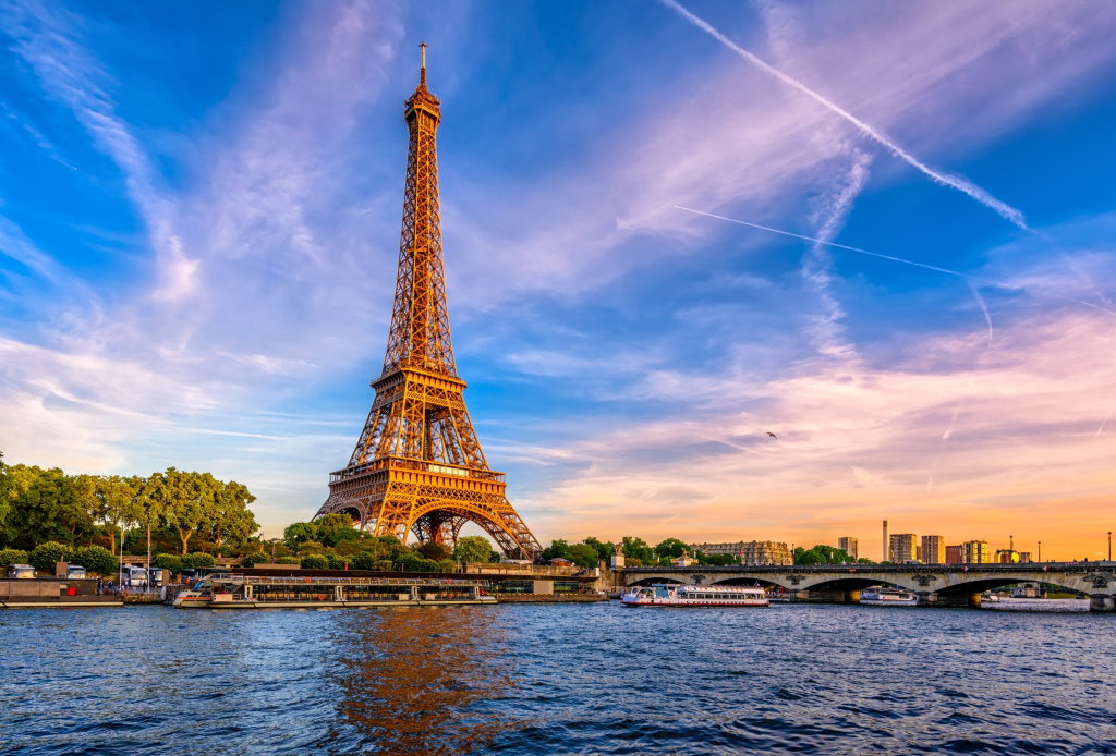 Эйфелева башня и река Сена на закате в Париже