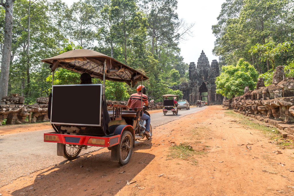Традиционный тук-тук по дороге к южным воротам в Ангкор-Том, Камбоджа