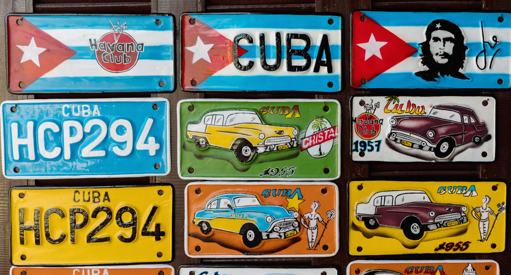 Оригинальный кубинский сувенир - колоритные автомобильные номера