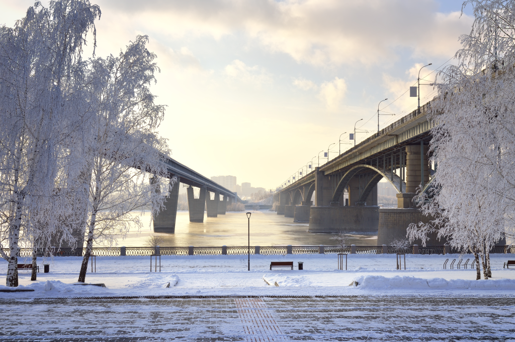 Михайловская набережная зимой. Октябрьский мост и метромост через Обь, Новосибирск