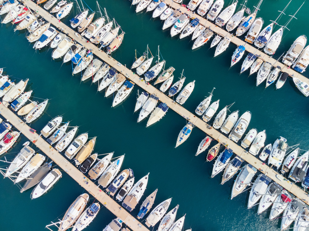 Вид с высоты птичьего полета на ряды яхт в марине Мармариса, Турция