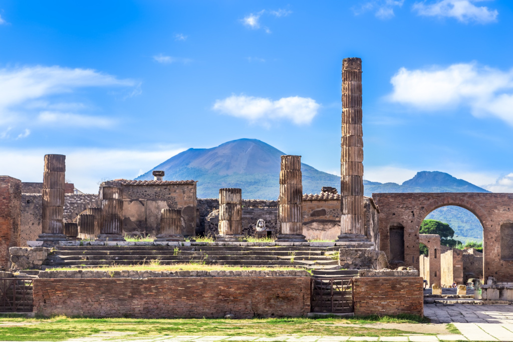 Руины города Помпеи на фоне вулкана Везувий