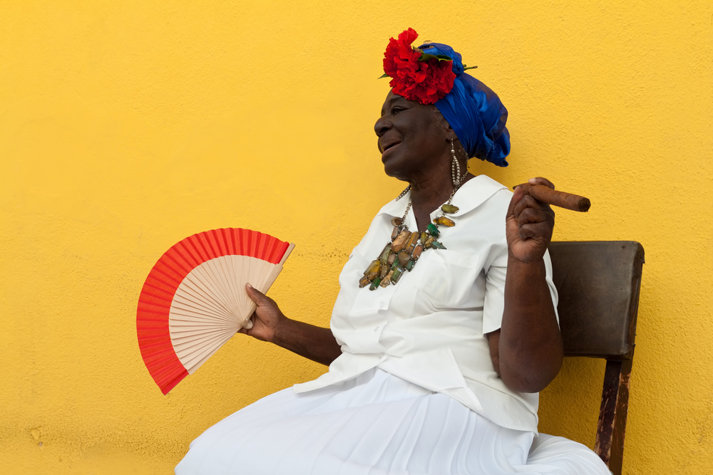 Колоритная жительница Кубы с кубинской сигарой в руках