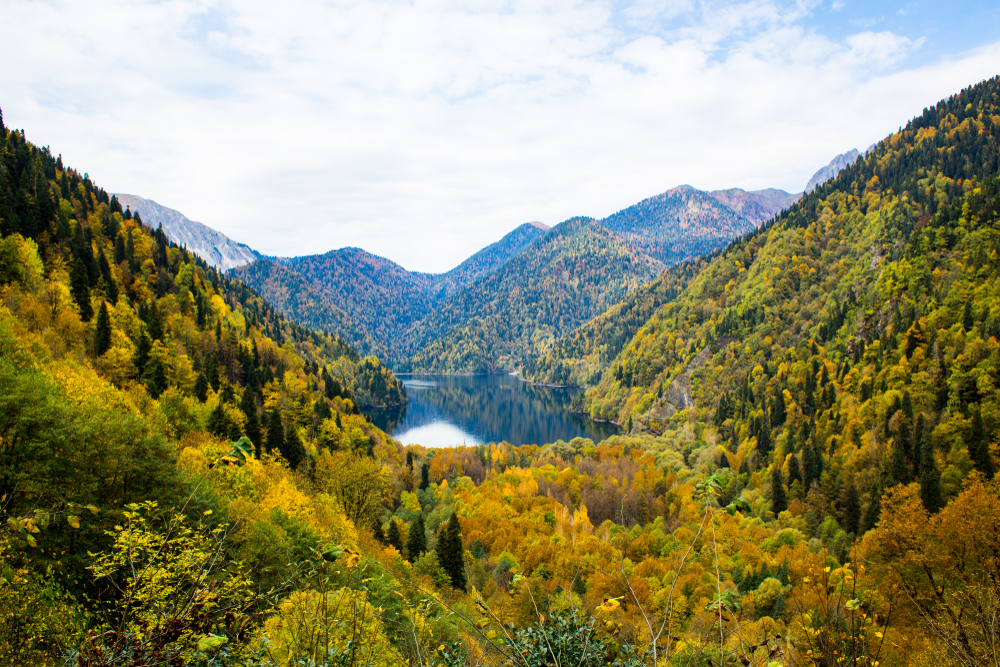 Осенью природа Абхазии умопомрачительно красивая