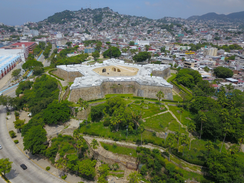Вид с высоты на крепость Сан-Диего в городе Акапулько