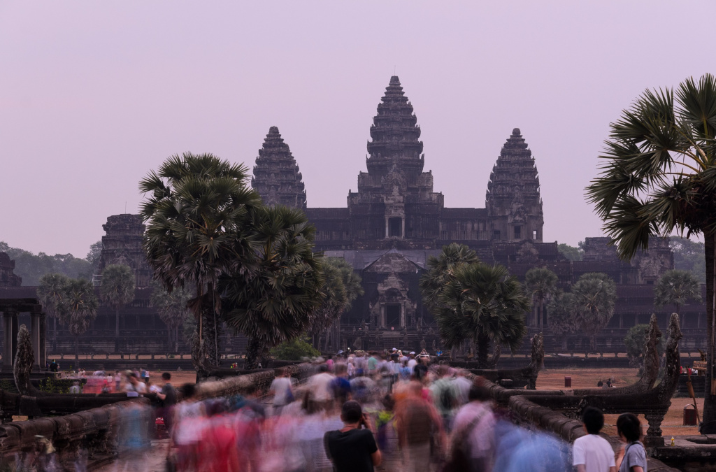 Восход солнца в Ангкор-Вате, части кхмерского храмового комплекса – популярной среди туристов древней достопримечательности и места поклонения в Юго-Восточной Азии, Камбоджа.