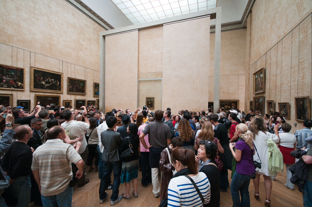 Мона Лиза Леонардо да Винчи — самая популярная достопримечательность Лувра
