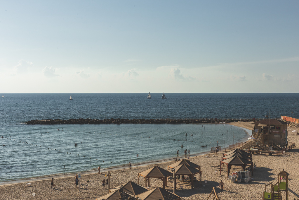 Люди отдыхают на религиозном пляже Нордо в Тель-Авиве