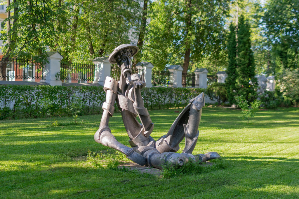 Скульптура Дон Кихота в Губернаторском саду города Ярославля