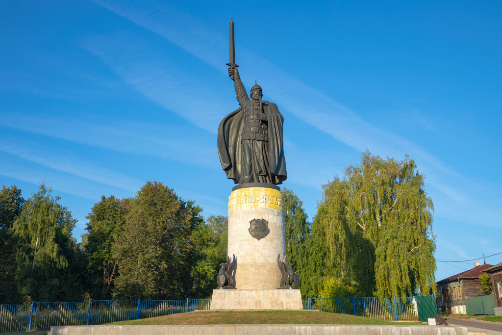 Памятник Илье Муромцу.jpg Памятник Илье Муромцу.jpg