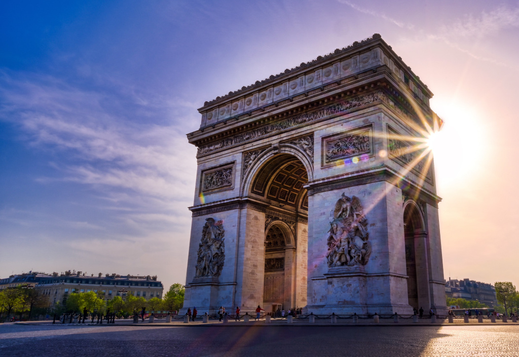 Знаменитая Триумфальная арка Парижа