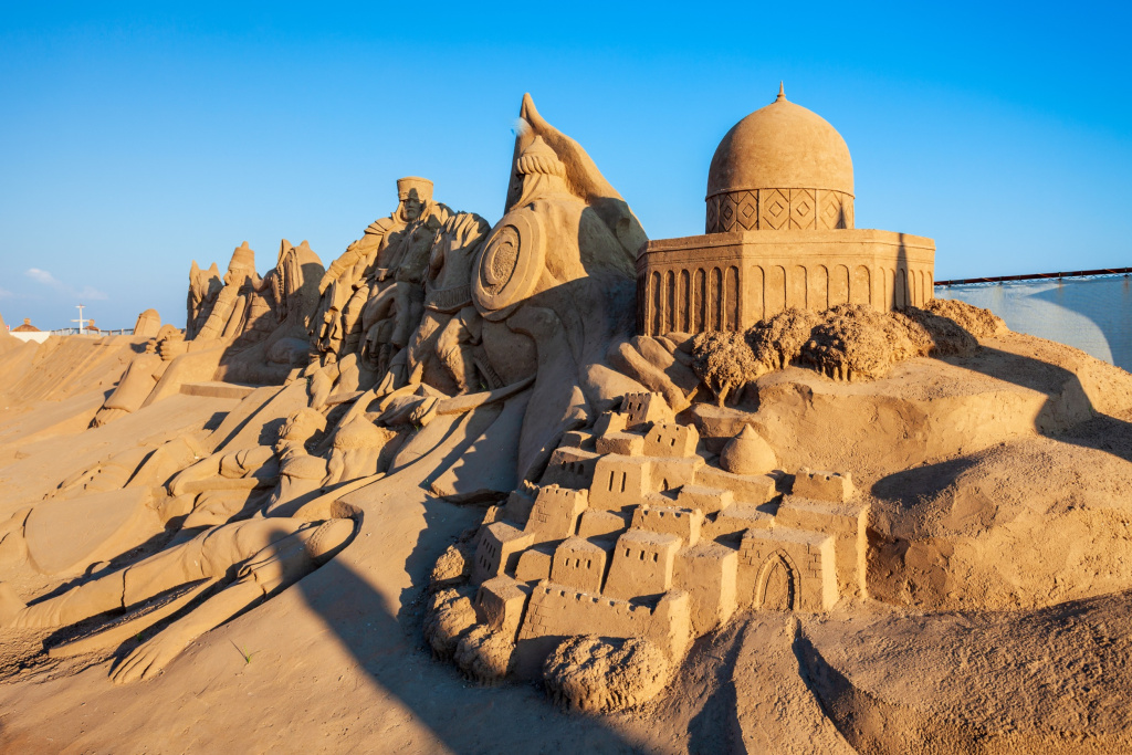 Sandland или Музей песчаных скульптур - музей под открытым небом, расположенный на пляже Лара в городе Анталия в Турции