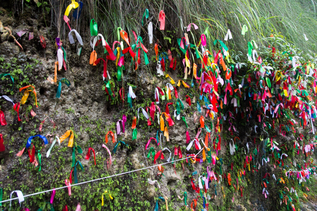 Национальная традиция Абхазии – завязывать ленты для исполнения желаний на скале водопада Девичьи слезы
