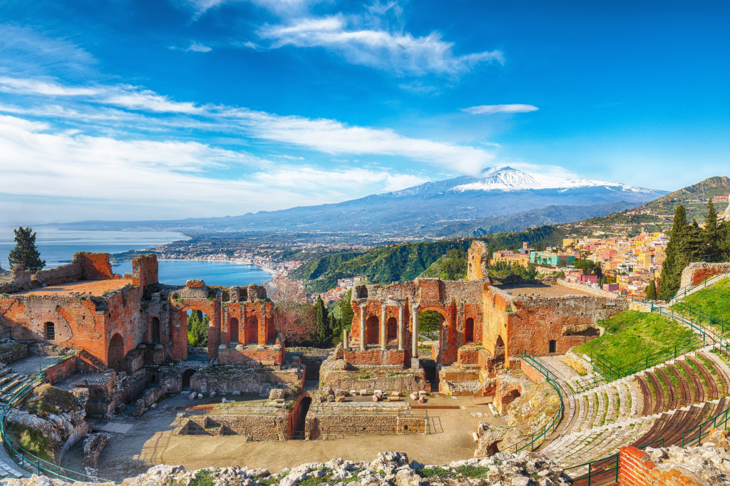 Руины древнегреческого театра в Таормине и вулкан Этна на заднем плане. Побережье залива Джардини-Наксос, Сицилия, Италия