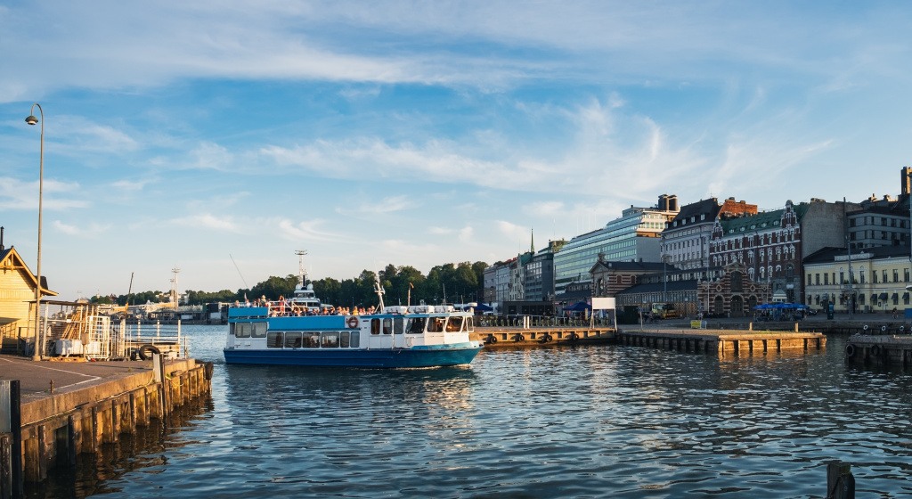Туристическое судно в Старом порту Хельсинки, Финляндия