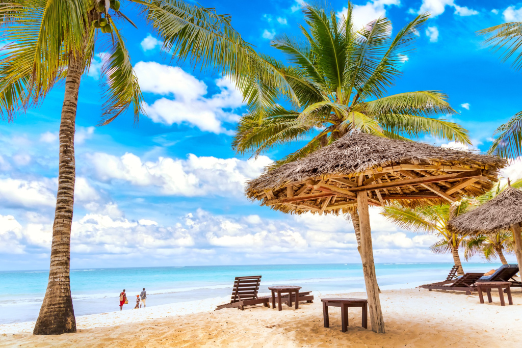Солнечный пляж Диана-бич с пальмами, шезлонгами и деревянными зонтиками