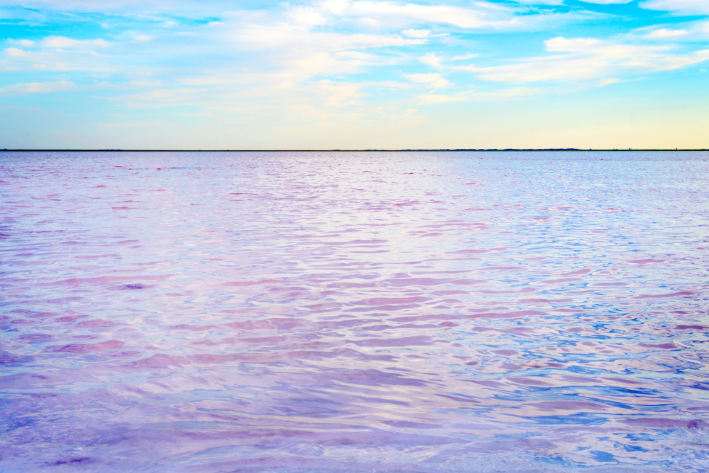 Розово-пурпурных оттенок вод Малинового озера, Алтай