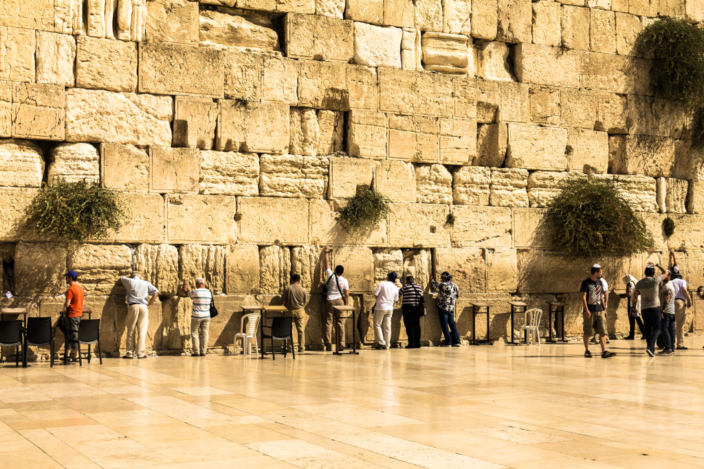 Верующие у Стены Плача - важного религиозного места, Иерусалим