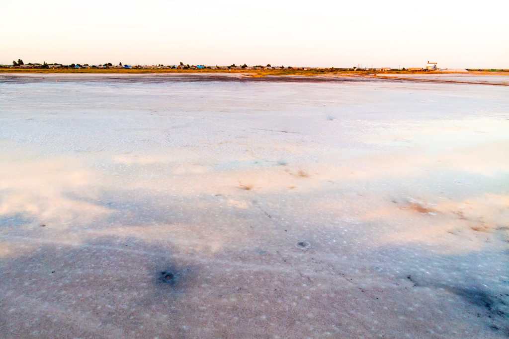 Солевые отложения у берега Малинового озера