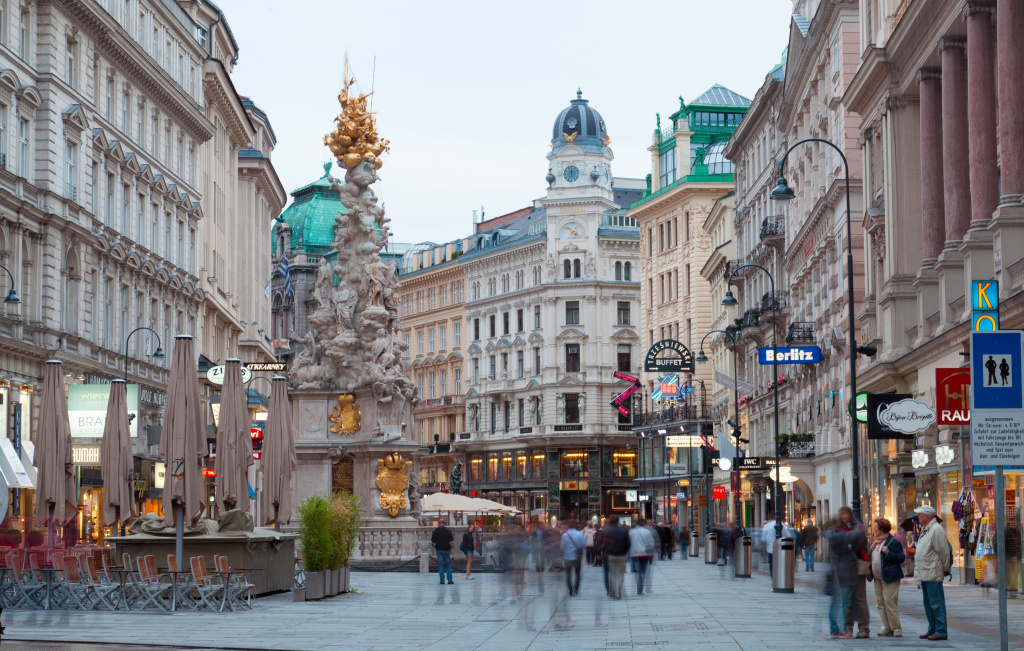 Туристы на пешеходной улице Грабен в Вене