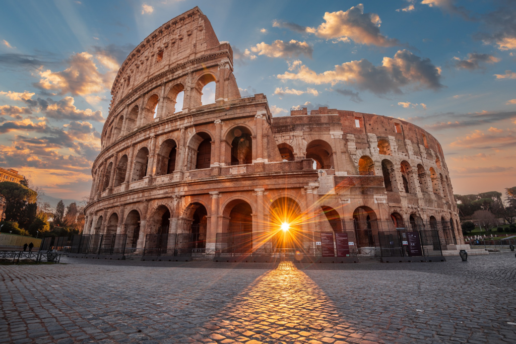 Легендарный Колизей на восходе солнца, Рим, Италия