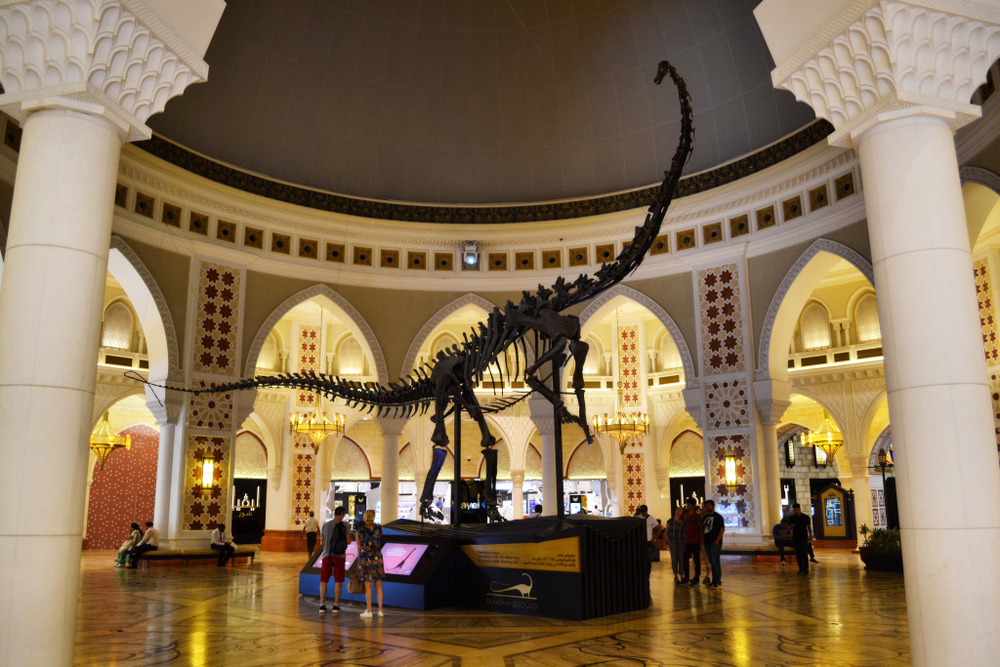 Скелет динозавра в здании торгового центра