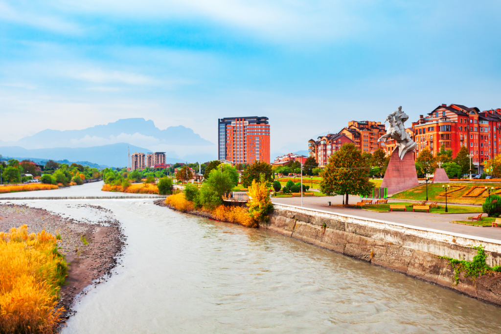 Осенняя набережная реки Терек в центре города Владикавказ, Северная Осетия-Алания