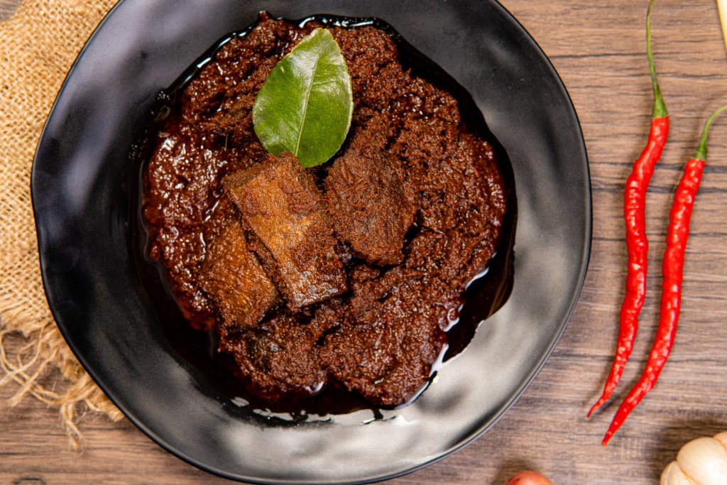 Ренданг – индонезийское блюдо из говядины, которое готовят на медленном огне и тушат в кокосовом молоке, приправляя смесью трав и специй. 