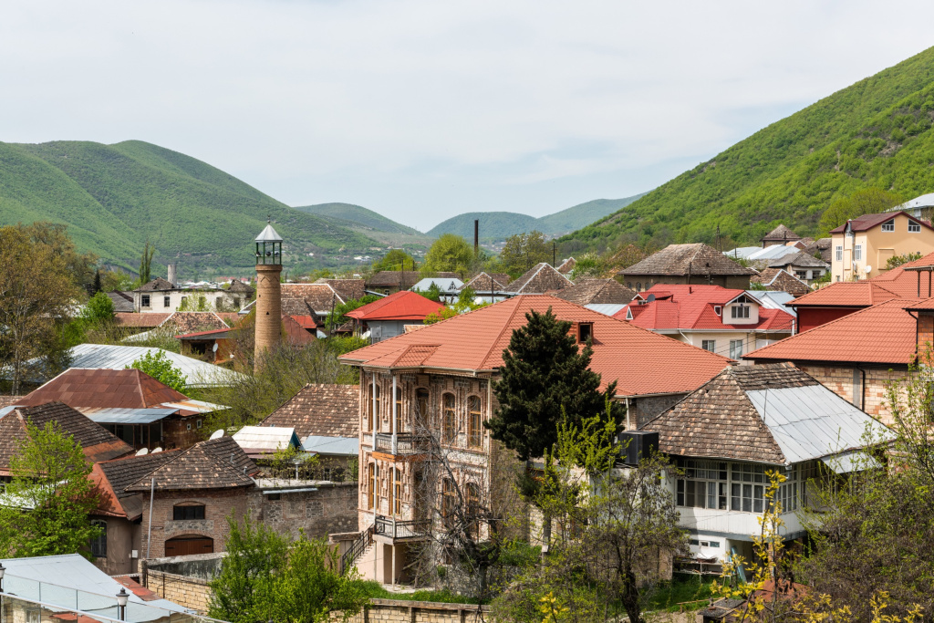 Вид на центр города Шеки в Азербайджане, с историческими зданиями и мечетью