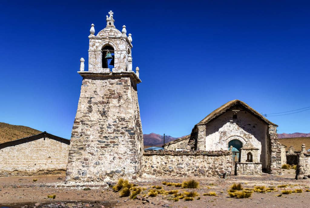 Церковь Паринакота - историческая достопримечательность Чили