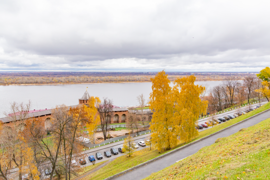 Вид на осеннюю набережную реки Волги в Нижнем Новгороде