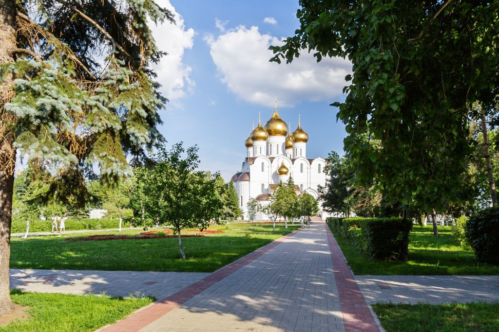 Демидовский сквер, ведущий к Успенскому собору в Ярославле