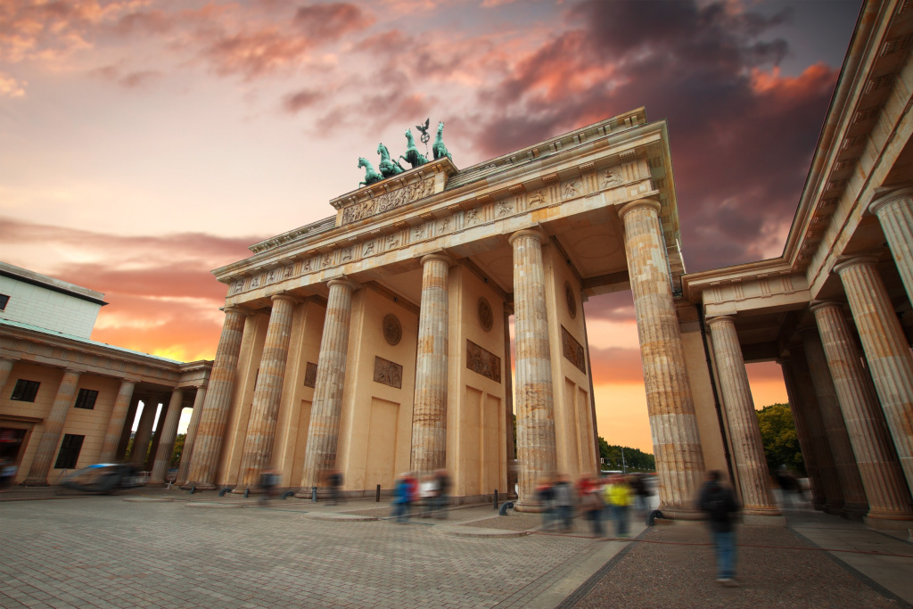 Бранденбургские ворота - памятник архитектуры в самом сердце берлинского района Митте на Парижской площади, где бульвар Унтер-ден-Линден сходится с Тиргартеном