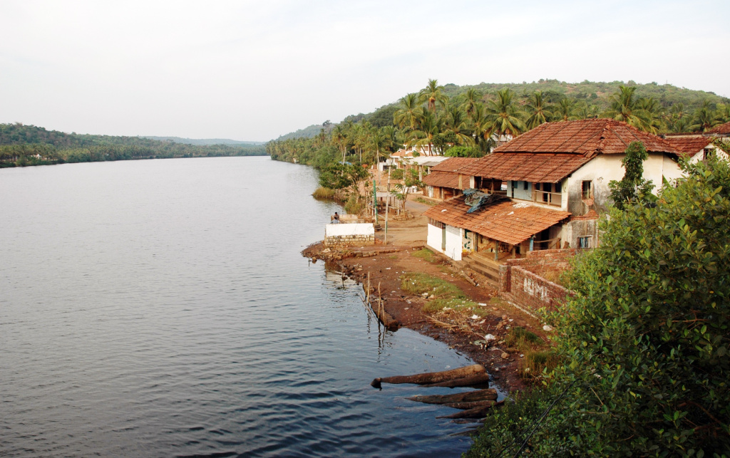 Район заводей Кералы (Индия) является одним из самых популярных туристических направлений в мире. Живописные заводи Кералы представляют собой безмятежные участки озер, каналов и лагун, расположенных параллельно побережью Аравийского моря.