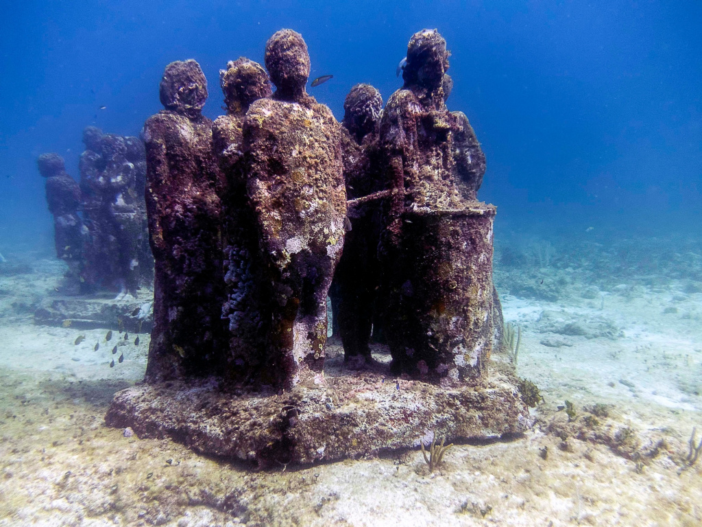 Муза (Musa), или Underwater Museumof Art - музей подводных скульптур неподалеку от острова Исла-Мухерес, Мексика