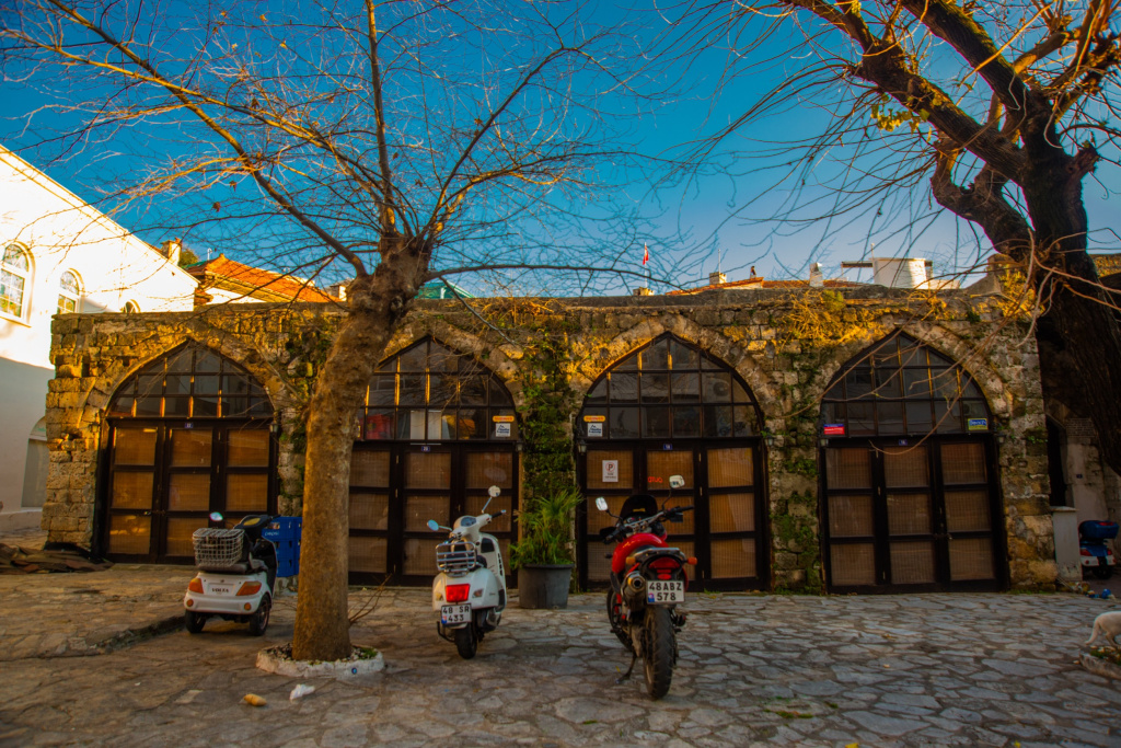 Здание Караван-сарая в район Старого города в историческом центре Мармариса