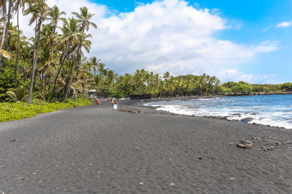 Черный песчаный пляж Килауэа, Гавайи