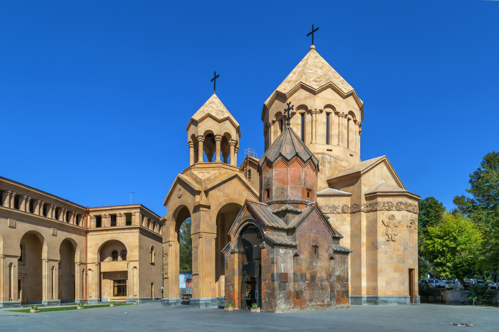 Церковь Катогике - небольшая и самая древняя средневековая церковь в Ереване.