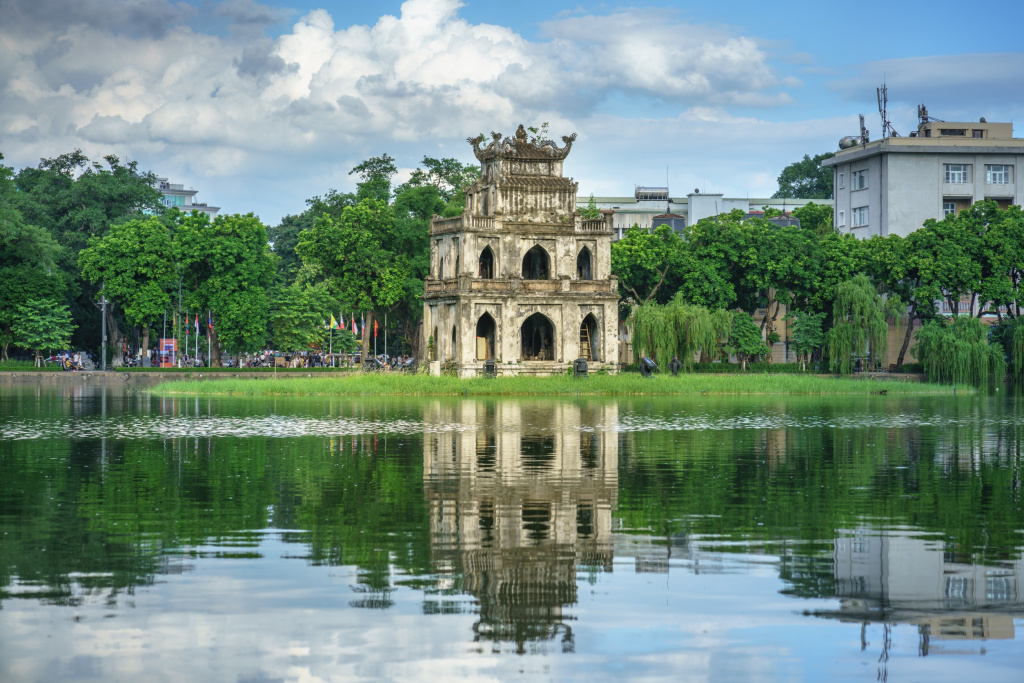 Черепашья башня на озере Хоан Кием в Ханое, Вьетнам