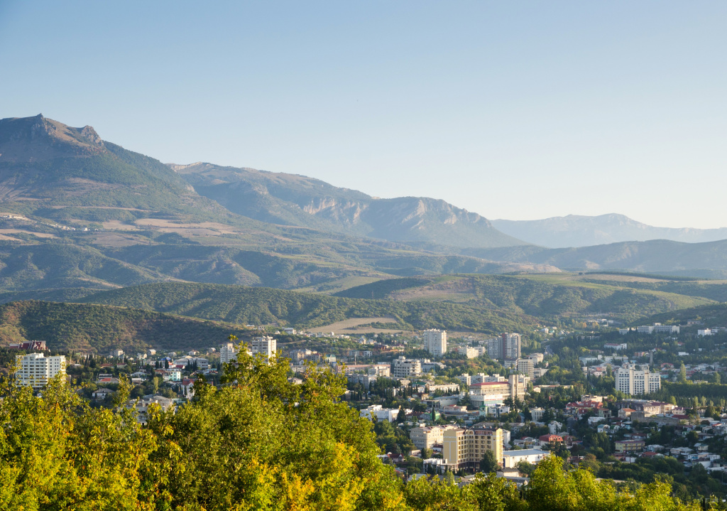 Вид на город Алушта — курорт на Крымском полуострове