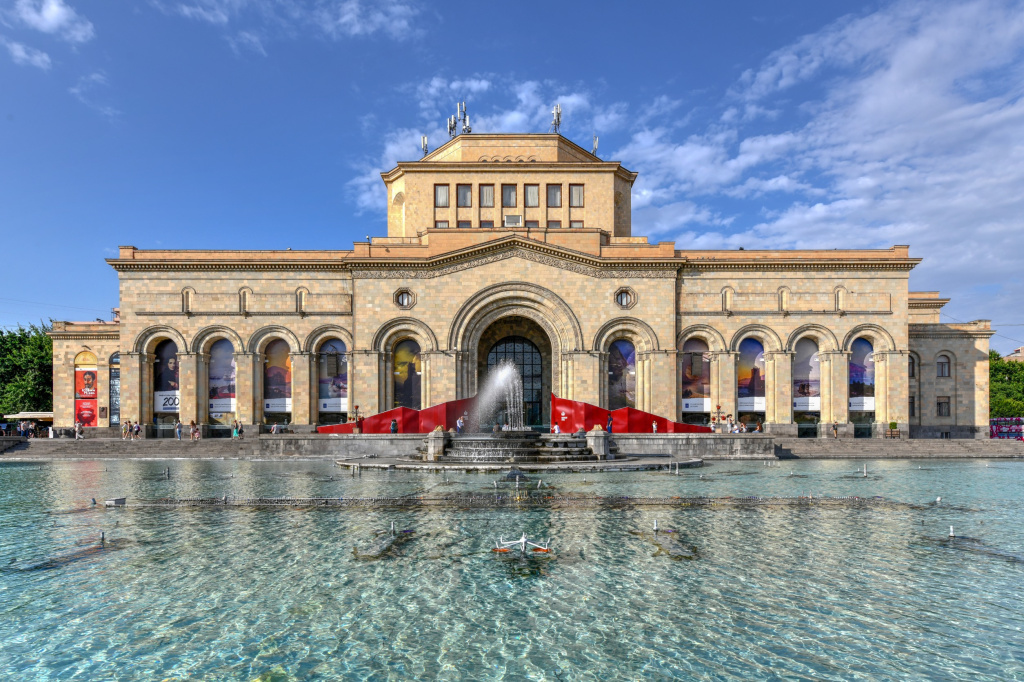 Музей Истории Армении на Площади Республики в Ереване