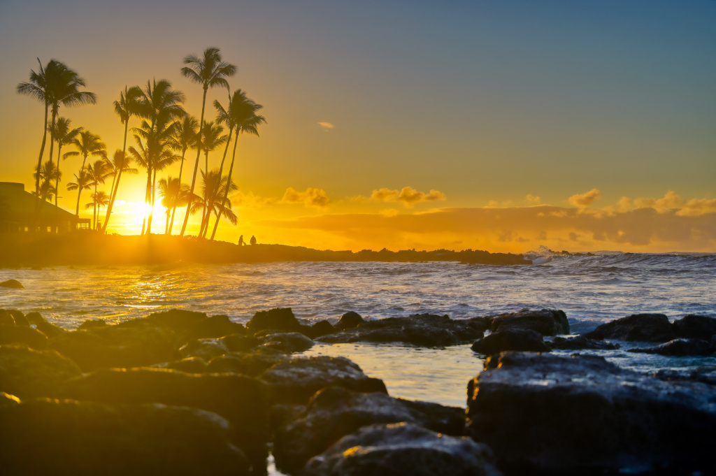 Восход солнца над пляжем на Кауаи, Гавайи