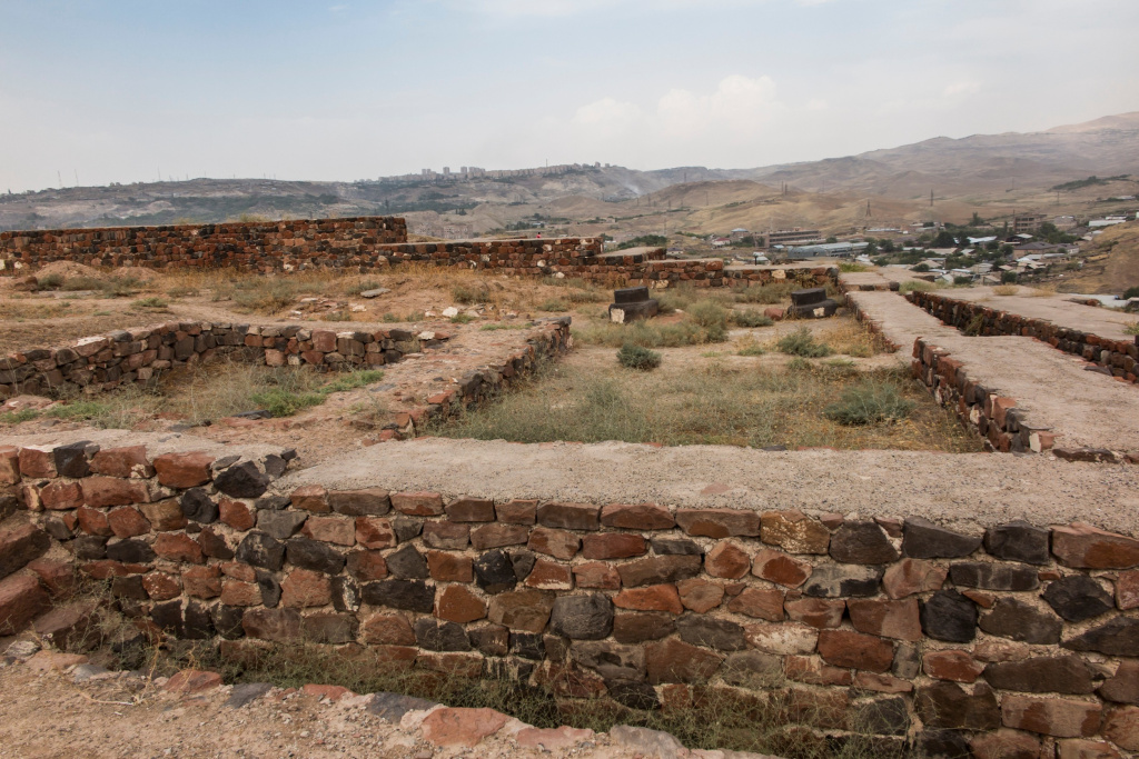 Развалины древней крепости Эребуни в Ереване, Армения 