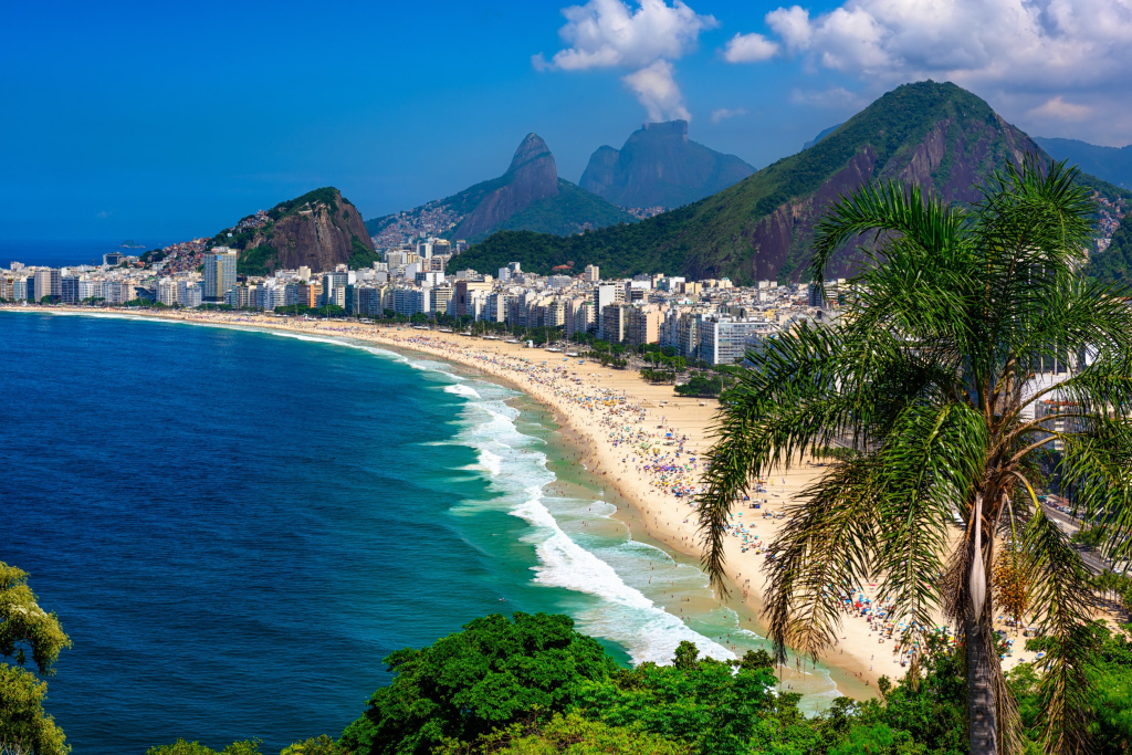 Пляж Копакабана – самый известный пляж Рио-де-Жанейро, Бразилия