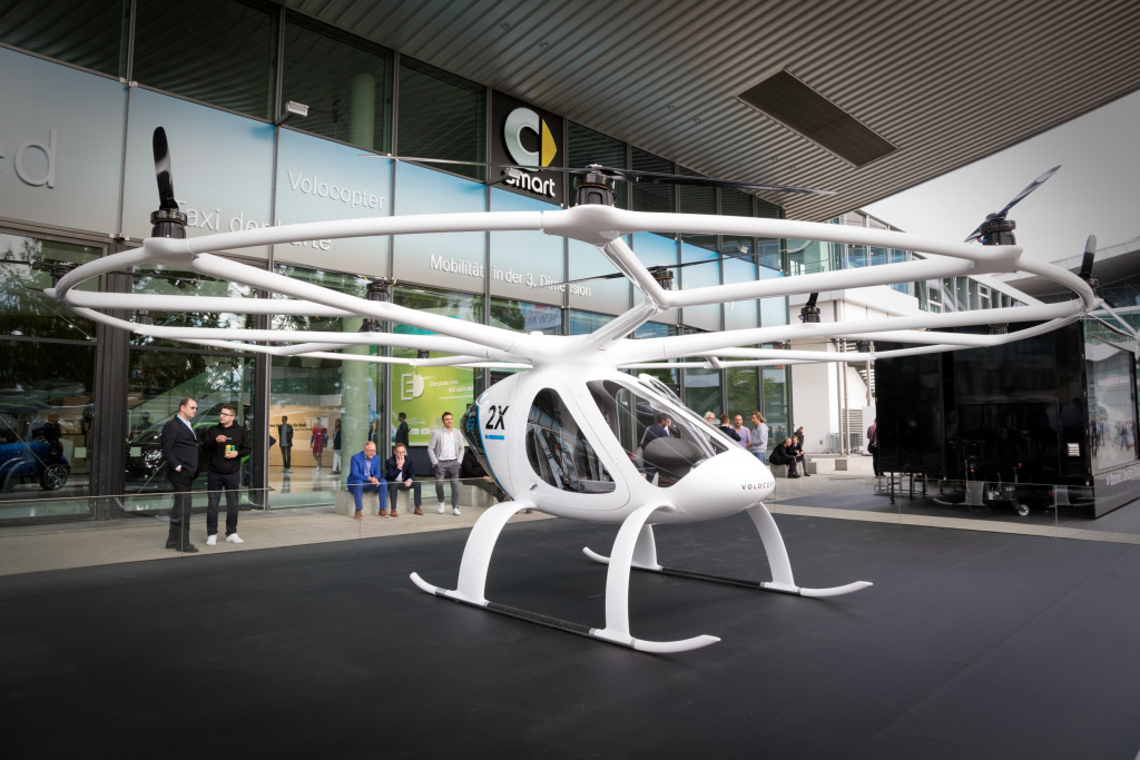 Беспилотное воздушное такси Volocopter, представленное на Франкфуртском автосалоне IAA 2017, которое войдет в транспортную систему Дубая в ближайшее десятилетие
