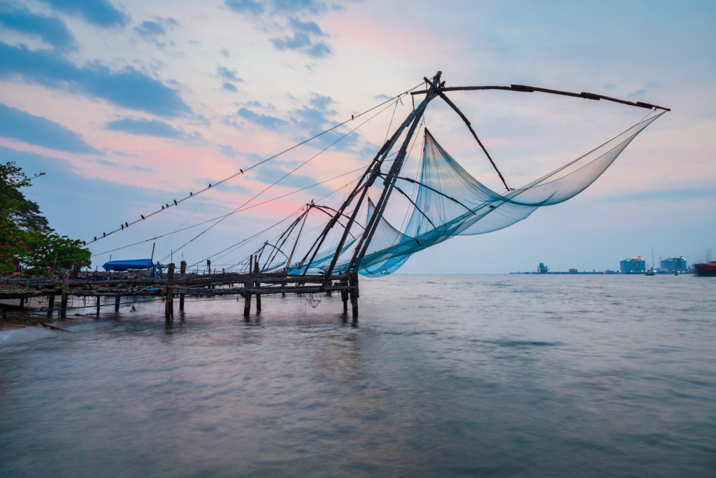 Китайские рыболовные сети или cheena vala — это разновидность стационарных подъемных сетей, расположенных в Форт-Кочи в Кочине, Индия