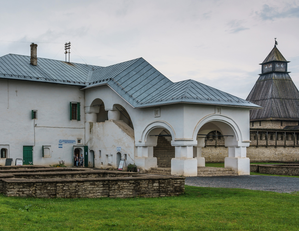 Приказная палата у кремля в Пскове