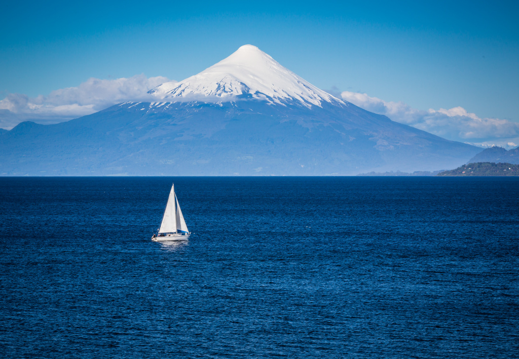 Вид на вулкан Осорно в Чили с воды